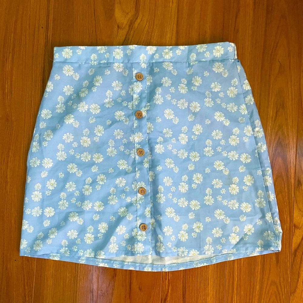 It’s a blue skirt! Perfect for spring and picnic dates. It’s very simple.